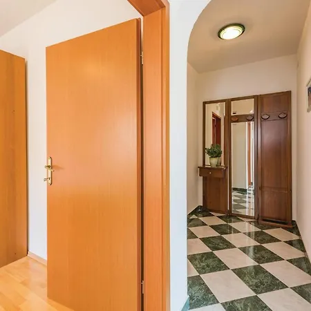 1 Bedroom Beautiful In Apartment