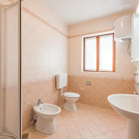1 Bedroom Beautiful In Rabac