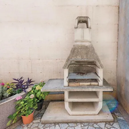 1 Bedroom Beautiful In Appartamento Rabac