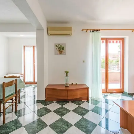 1 Bedroom Beautiful In Rabac